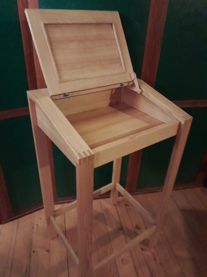 Rahmenstehpult_offen