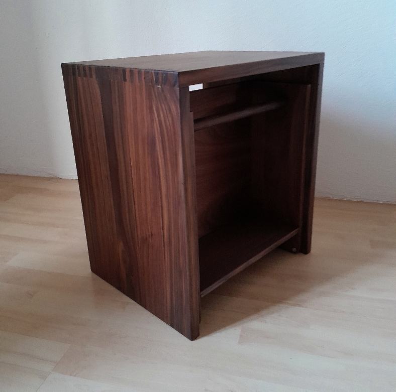 Tritthocker eingeschwenkt