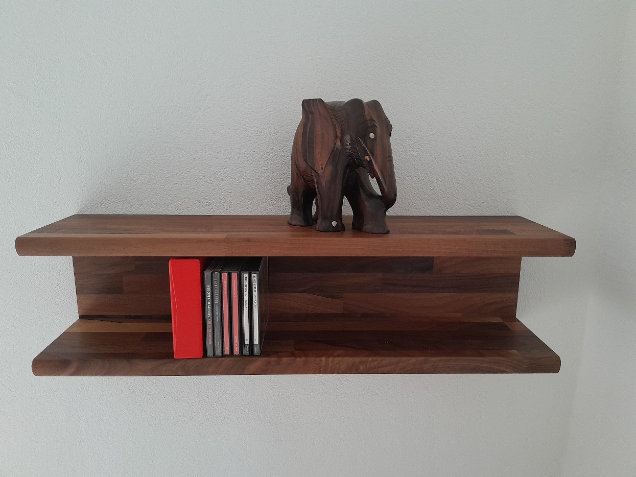 wandregal in nussbaum